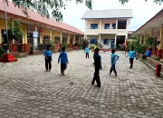 Babinsa Meunasah Mon Latih Murid SD Sepak Bola