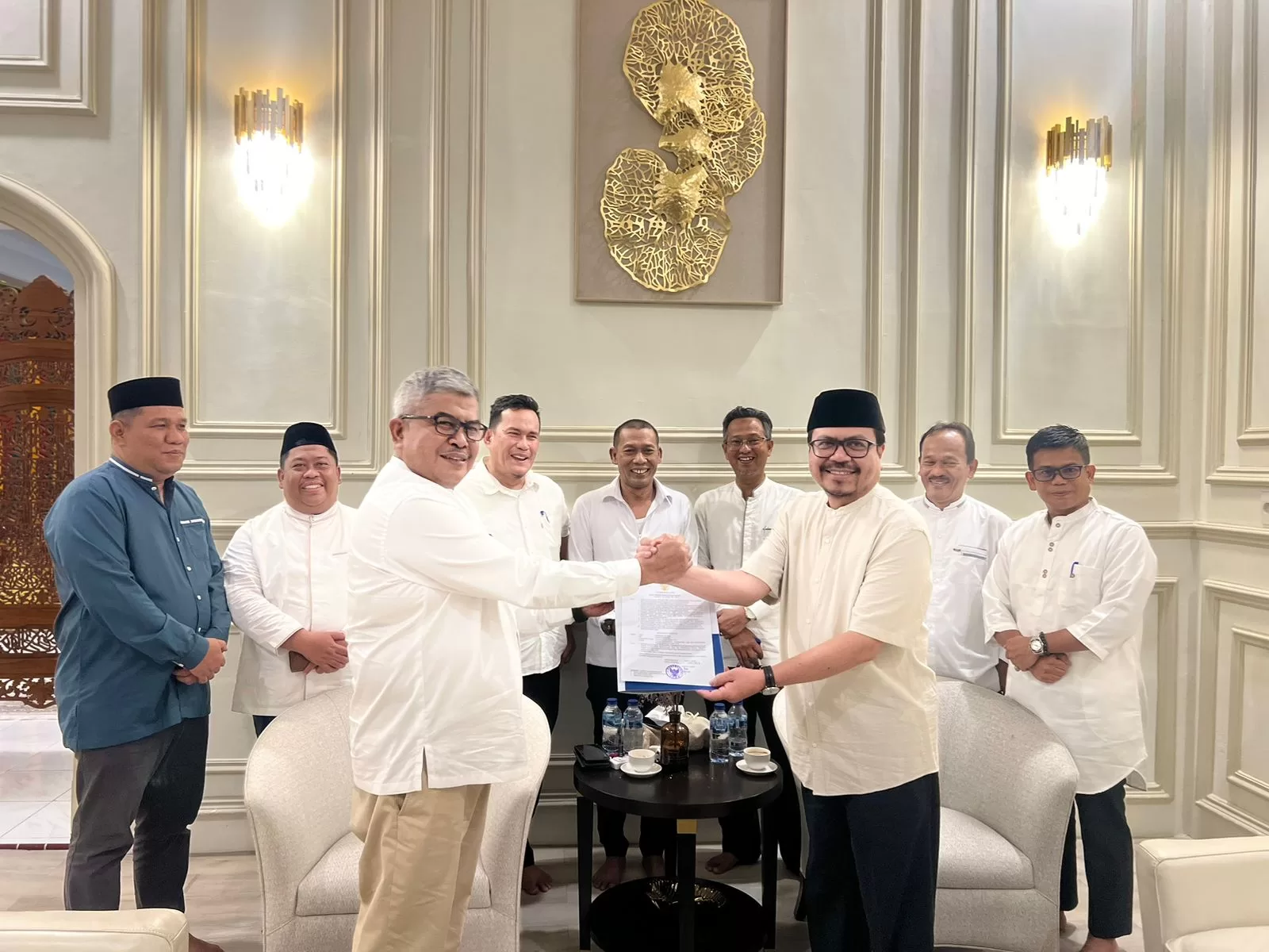 Penjabat Gubernur Aceh Bustami Hamzah SE, M.Si menyerahkan SK PLH Sekda Aceh kepada Asisten I Sekda Aceh Azwardi, AP, M.Si disaksikan oleh ketua DPRA dan Tim TAPA di Rumah Dinas Sekda Aceh.Banda Aceh 14/03/2024
