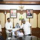 Pj Gubernur Aceh Bustami, SE, M.Si didampingi Direktur Keuangan BPJS Ketenagakerjaan, menyerahkan Santunan Jaminan Kematian dan Beasiswa kepada kepada Istri dan Anak Almarhum Yusri Afifuddin di Ruang Rapat Gubernur Aceh 22/03/2024