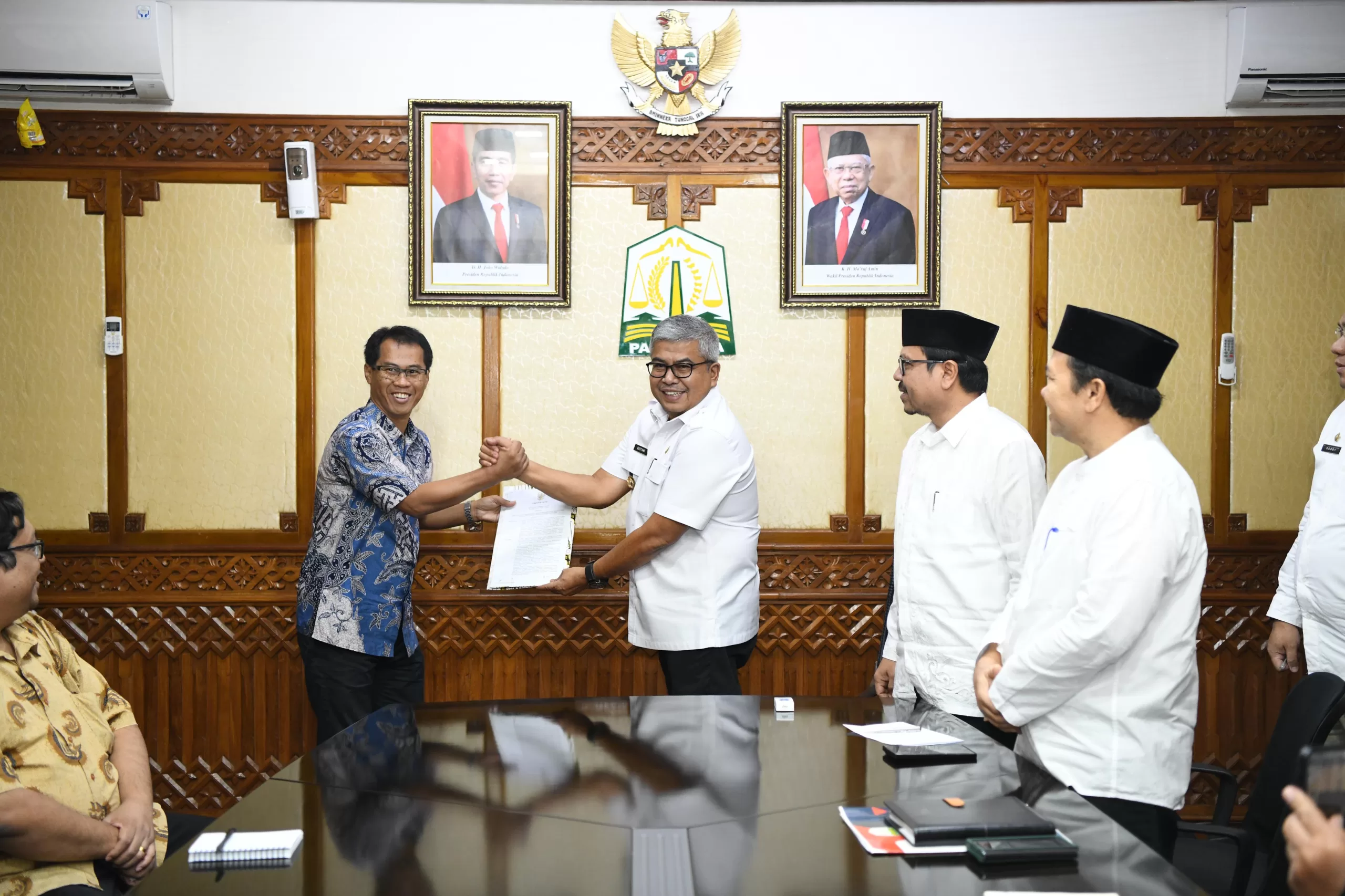 Pj. Gubernur Aceh Bustamu Hamzah menerima audiensi ketua tim perencanaan pemantauan dan evaluasi pelaksanaan tanah Wilayah II, subdit pengadaan tanah jalan bebas hambatan kementerian PUPR bersama PT. Hutama karya di ruang rapat Gubernur Aceh. Jum’at, 22/3/2024.