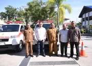 Anggota DPRK Musriadi Serahkan Mobil Ambulans untuk Masyarakat