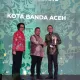 Pj Walikota Banda Aceh saat menerima Piala Adipura dari Menteri KLH RI, di Jakarta, Selasa 5 Maret 2024 [Foto/For Habanusantara]