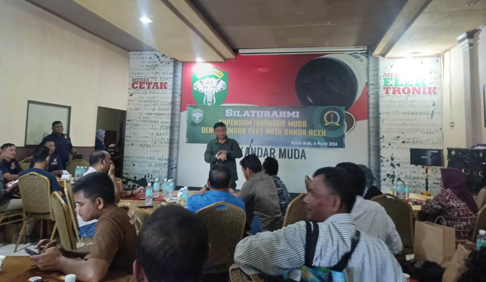 Kolonel Alim Bahri, Kapendam IM saat memberikan sambupaten pada silaturahmi dengan insan pers di Media Center Kodam IM, Banda Aceh, Rabu, 6 Maret 2024.[Foto/Is]