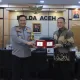 General Manager (GM) Garuda Indonesia cabang Aceh, Nano Setiawan menyerahkan cindra mata kepada Kapolda Aceh, di ruang kerjanya, Jeulingke, Kota Banda Aceh pada Kamis, 7 Maret 2024 [Foto/Humas Polda Aceh]