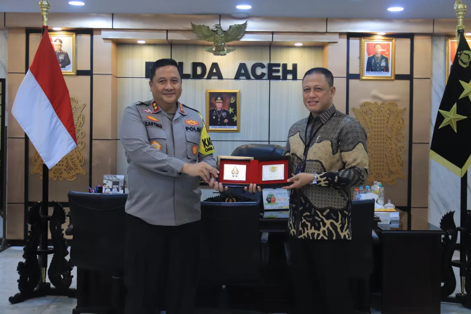General Manager (GM) Garuda Indonesia cabang Aceh, Nano Setiawan menyerahkan cindra mata kepada Kapolda Aceh, di ruang kerjanya, Jeulingke, Kota Banda Aceh pada Kamis, 7 Maret 2024 [Foto/Humas Polda Aceh]