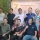 Ketua DPRK Banda Aceh, Farid Nyak Umar foto bersama saat menghadiri peringatan HUT ke-7 Serikat Media Siber Indonesia (SMSI) Aceh, di Banda Aceh, Kamis (7/3/2024). FOTO/ HUMAS DPRK BANDA ACEH