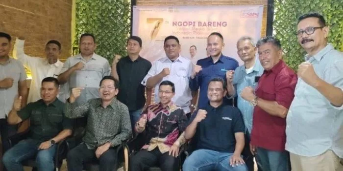 Ketua DPRK Banda Aceh, Farid Nyak Umar foto bersama saat menghadiri peringatan HUT ke-7 Serikat Media Siber Indonesia (SMSI) Aceh, di Banda Aceh, Kamis (7/3/2024). FOTO/ HUMAS DPRK BANDA ACEH