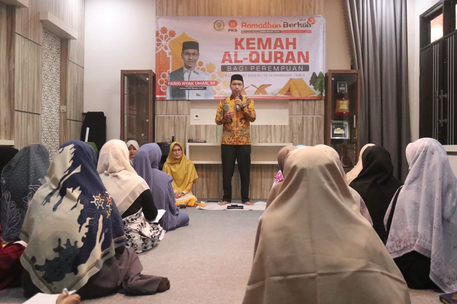 Ketua DPRK Banda Aceh Farid Nyak Umar saat membuka Kemah Alquran di dinas Ketua DPRK Banda Aceh di kawasan Neusu, Kecamatan Baiturrahman, Sabtu (23/03/2024).[Foto/Humas DPRK Banda Aceh]