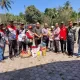 Camat Seulimuem Hasanuddin S.Ag, bersama Kapolsek Iptu Bustamam dan tim Dinsos Aceh Besar menyerahkan memberikan bantuan kepada korban kebakaran rumah di Pasar Seulimeum , Kecamatan Seulimeum, Minggu (17/3/2024). FOTO/ DOK DINSOS ACEH BESAR