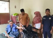 Anggota DPRK Banda Aceh Bagikan 15 Kursi Roda untuk Lansia