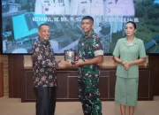 Assisten Pemerintahan Asahan Serahkan Plakat Kepada Komandan KOREM 022/Pantai Timur 