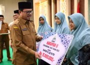 Pj Sekda Serahkan Bonus Ratusan Juta untuk Juara STQH Nasional dari Aceh