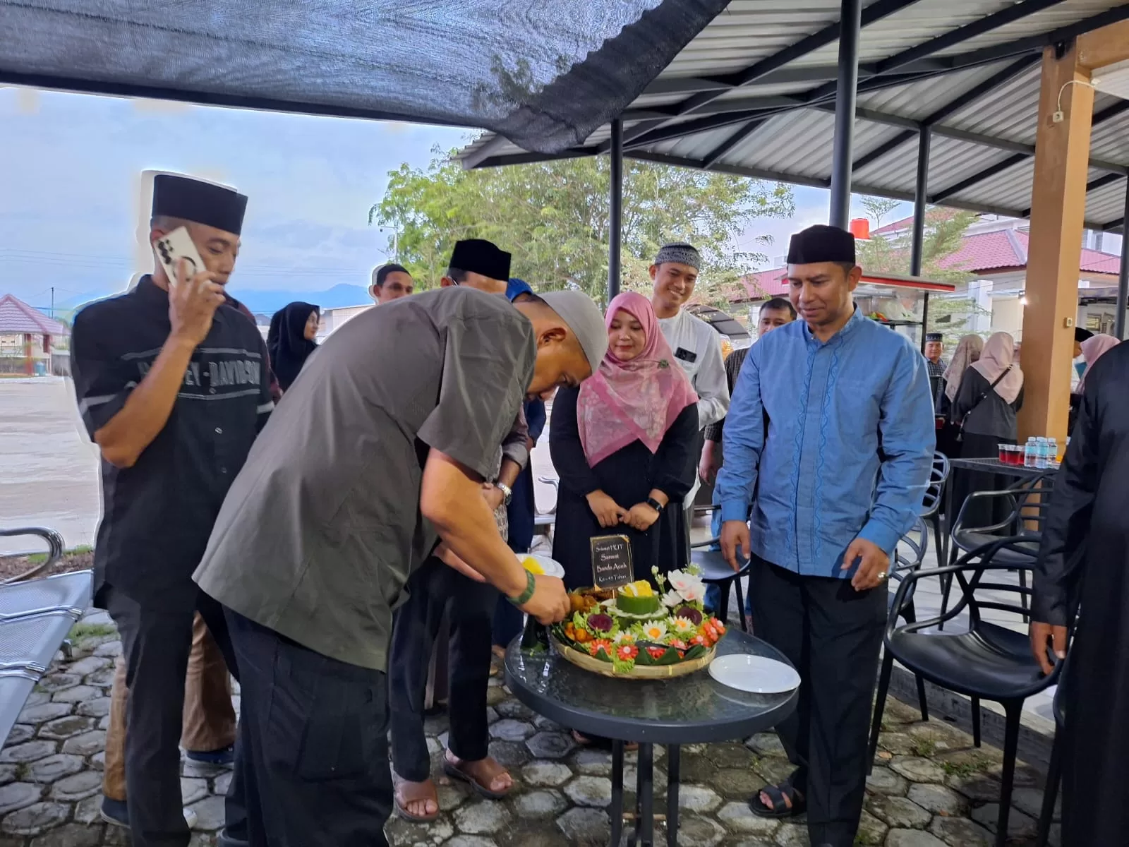 Dirlantas Polda Aceh, Kombes M Iqbal Alqudusy saat memotong tumpeng pada acara buka puasa bersama dan hari ulang tahun ke-45 Samsat Banda Aceh di Batoh, Kota Banda Aceh, pada Senin, 1 April 2024.[Foto/FOr Habanusantara]