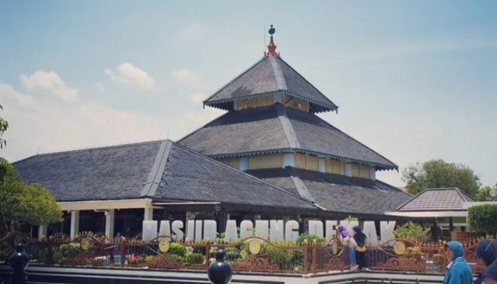 Menelusuri Jejak Wali Songo di Masjid Agung Demak: Wisata Religi Penuh Makna