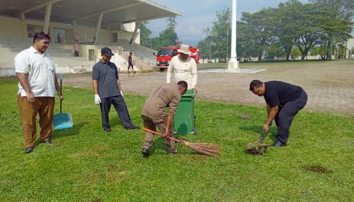 Pegawai Aceh Besar Bersihkan Kota Jantho Jelang HUT Ke-40