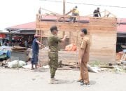 Satpol PP Aceh Besar Tertibkan Bangunan Liar di Pasar Lambaro