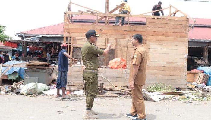 Satpol PP Aceh Besar Tertibkan Bangunan Liar di Pasar Lambaro