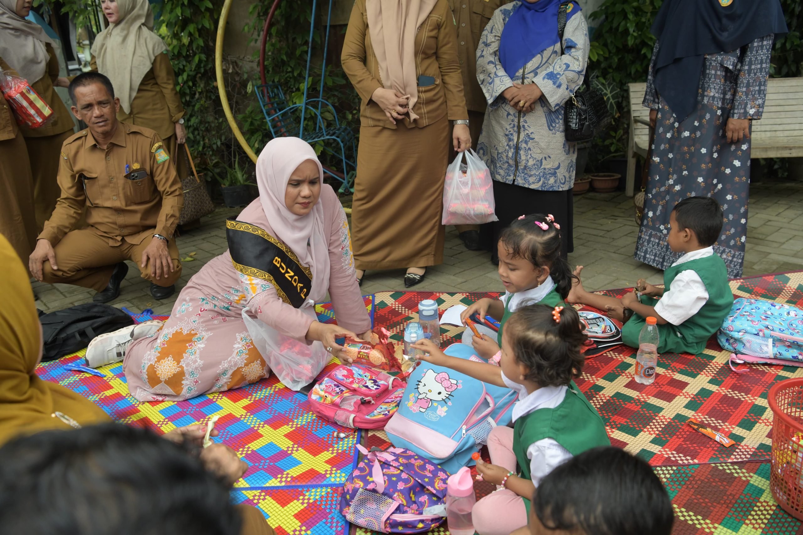 Bunda Pendidikan Anak Usia Dini (PAUD), Mellani Subarni, didampingi Ketua DWP Aceh Nurmaziah dan Bunda PAUD Aceh Besar Cut Rezky Handayani, meninjau proses penerimaan murid baru dan transisi belajar dari PAUD ke SD di SDN Sibreh, Kecamatan Sukamakmur, Aceh Besar, Senin, (3/6/2024).