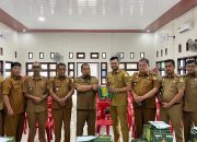 Pj Bupati Aceh Besar Serahkan 1218 Kain Sarung untuk Teungku Imum dan Bilal
