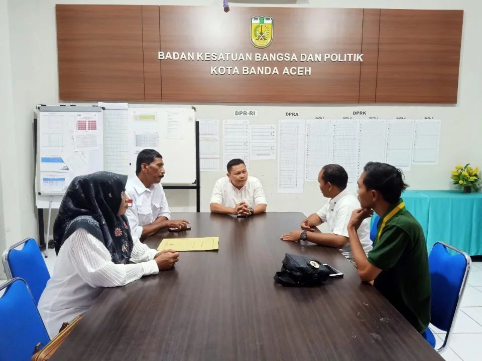 FOTO/DOk Kesbanpol Banda Aceh Kaban Kesbangpol Kota Banda Aceh Heru Triwijanarko yang didampingi oleh Kabid Ketahanan Ekonomi, Sosbud dan Ormas M. Nasir saat menerima kunjungan darii PC Serikat Mahasiswa Muslimin Indonesia (SEMMI)