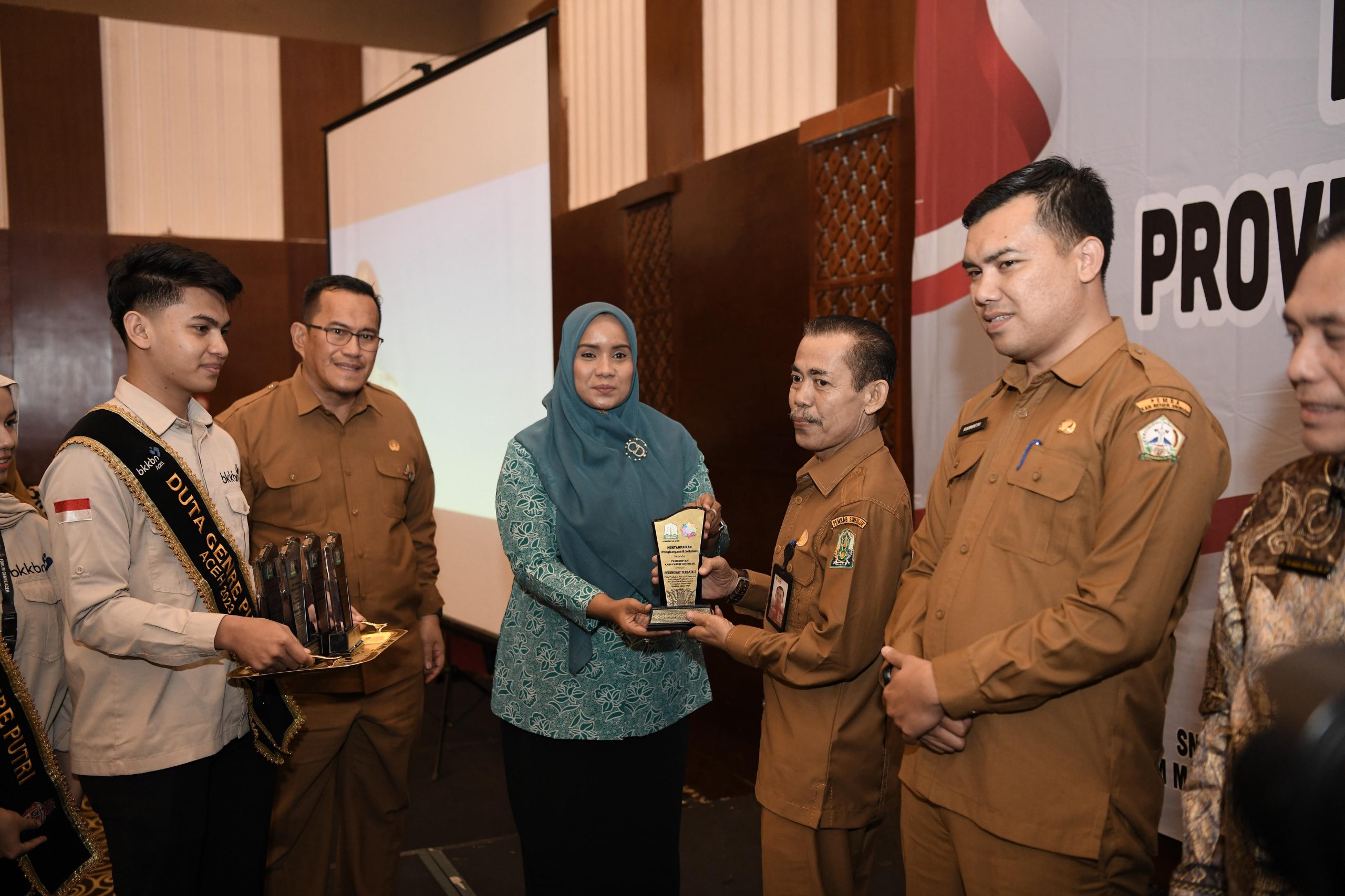 Penjabat Ketua TP-PKK Aceh Aceh, Mellani Subarni,menyerahkan penghargaan anugerah penilaian stunting Tahun 2024 di hotel hermes, banda Aceh, 04/06/2024
