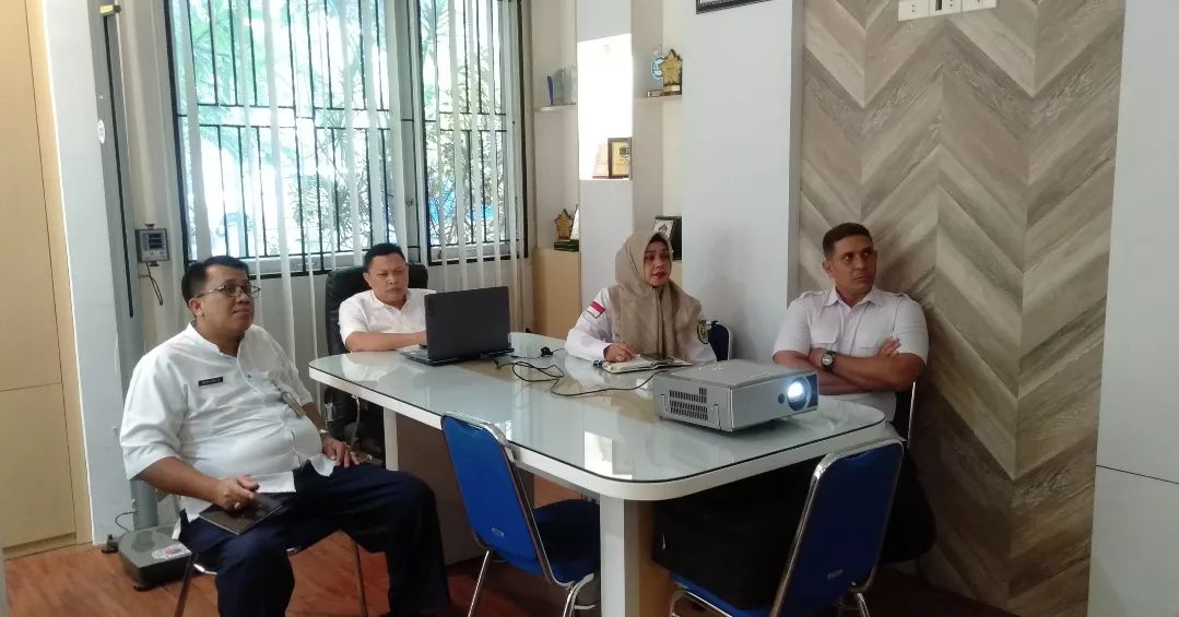 Kepala Badan Kesatuan Bangsa dan Politik (Kesbangpol) Kota Banda Aceh, Heru Triwijanarko, mengikuti rapat peningkatan kewaspadaan dini menjelang Pemilihan Kepala Daerah (Pilkada) 2024