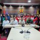 Foto bersama Ketua KONI Aceh dengan para atlet usai pelepasan ke Rusia