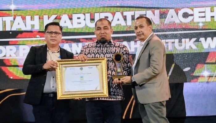 Pj Bupati Aceh Besar Terima Penghargaan dari Media Serambi