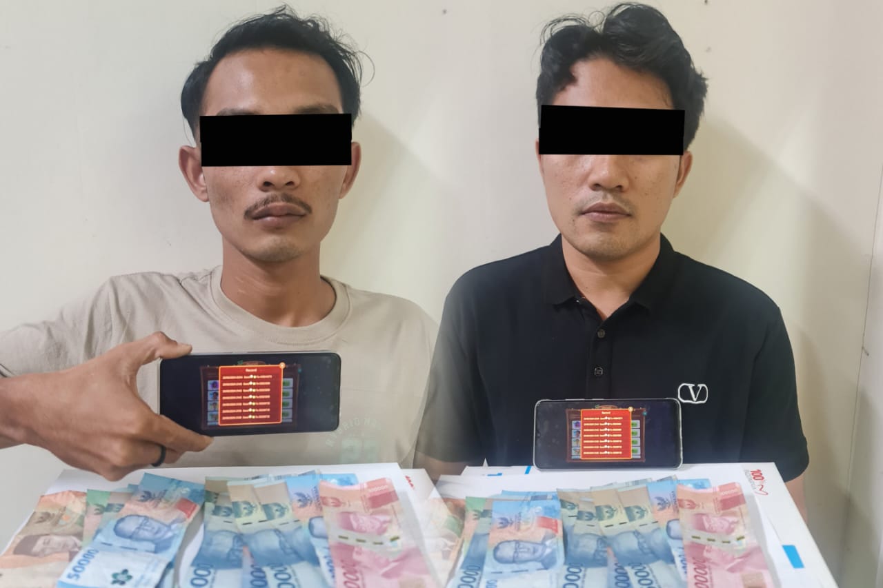 Penangkapan dua pria terduga pelaku perjudian online di Kota Fajar oleh Satreskrim Polres Aceh Selatan.