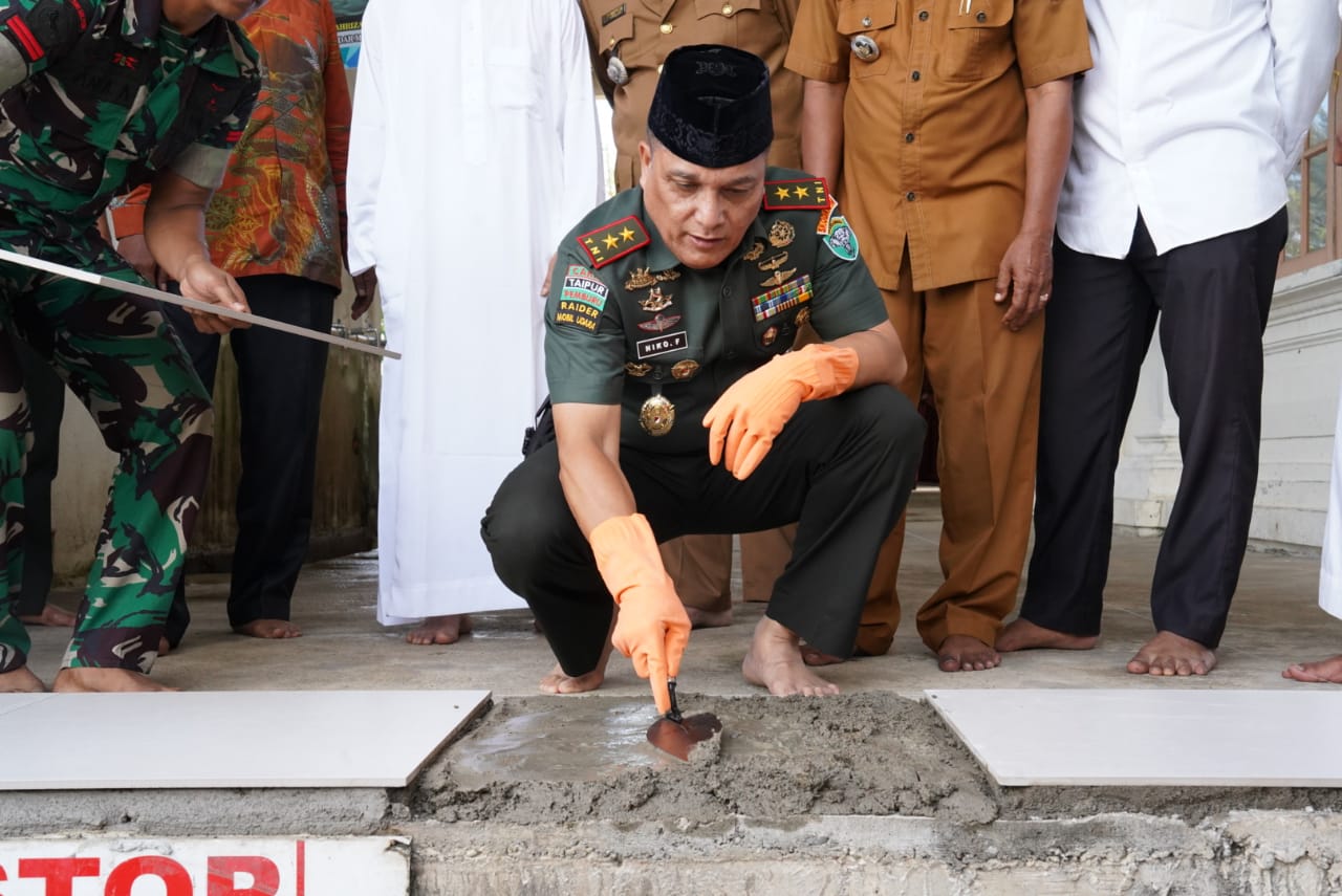 Pangdam IM Saat melakukan Ground Breaking rehab Masjid Baiturrahim Uleelheue, Banda Aceh