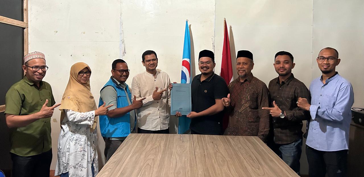 Ketua Tim Pemberkasan dan Administrasi Pemenangan Prof. Sanny, Muhammad Ridha beserta tim, menyerahkan berkas pendaftaran Prof Sanny sebagai Bacalon Gubernur Aceh kepada ketua Partai Gelora Aceh Fuady Sulaiman, ST, M.Si yang turut didampingi ketua Bappilu dan Wakil Sekretaris Gelora Aceh, di Kantor DPW Partai Gelora Aceh, Selasa (25/6/2024) malam.