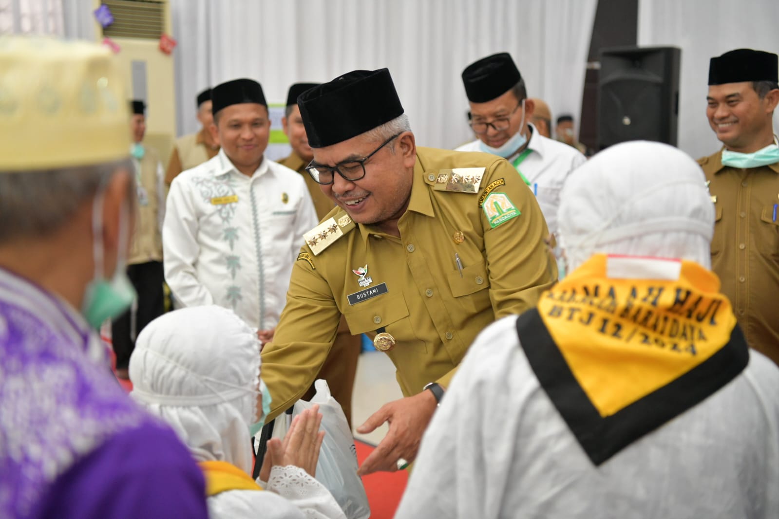 Pj. Gubernur Aceh, Bustami, SE. M. Si Menyambut dan Menyampaikan Sambutan pada Kedatangan Jamaah Haji Kloter Terakhir/Kloter 12 di Aula Jeddah, Asrama Haji Embarkasi, Banda Aceh, Senin. 22/07/2024.