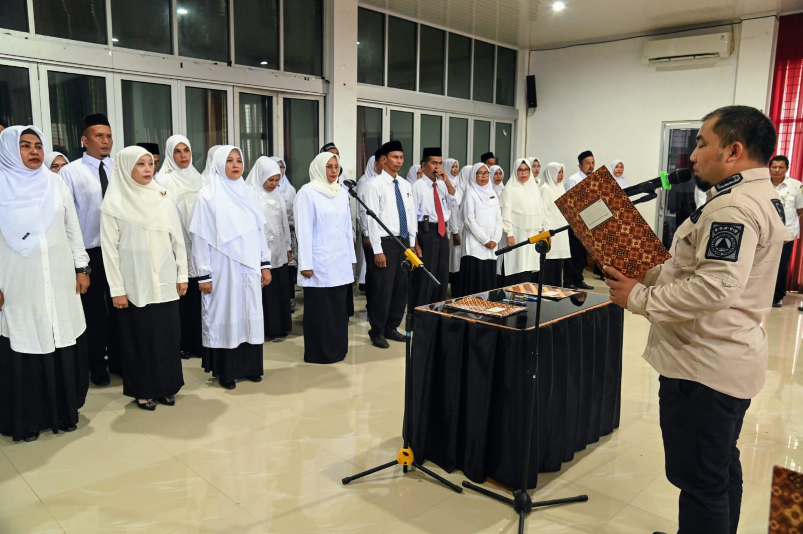 Pj Bupati Aceh Besar Muhammad Iswanto SSTP MM melantik dan mengambil sumpah sejumlah Kepala Sekolah dan Pengawas Sekolah di Aula Dekranasda, Gampong Gani, Aceh Besar, Rabu (24/07/2024). FOTO/MC ACEH BESAR