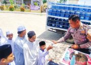 Program Geubibu, Ipda Irvan Bagi-Bagi Nasi Kotak Untuk Warga