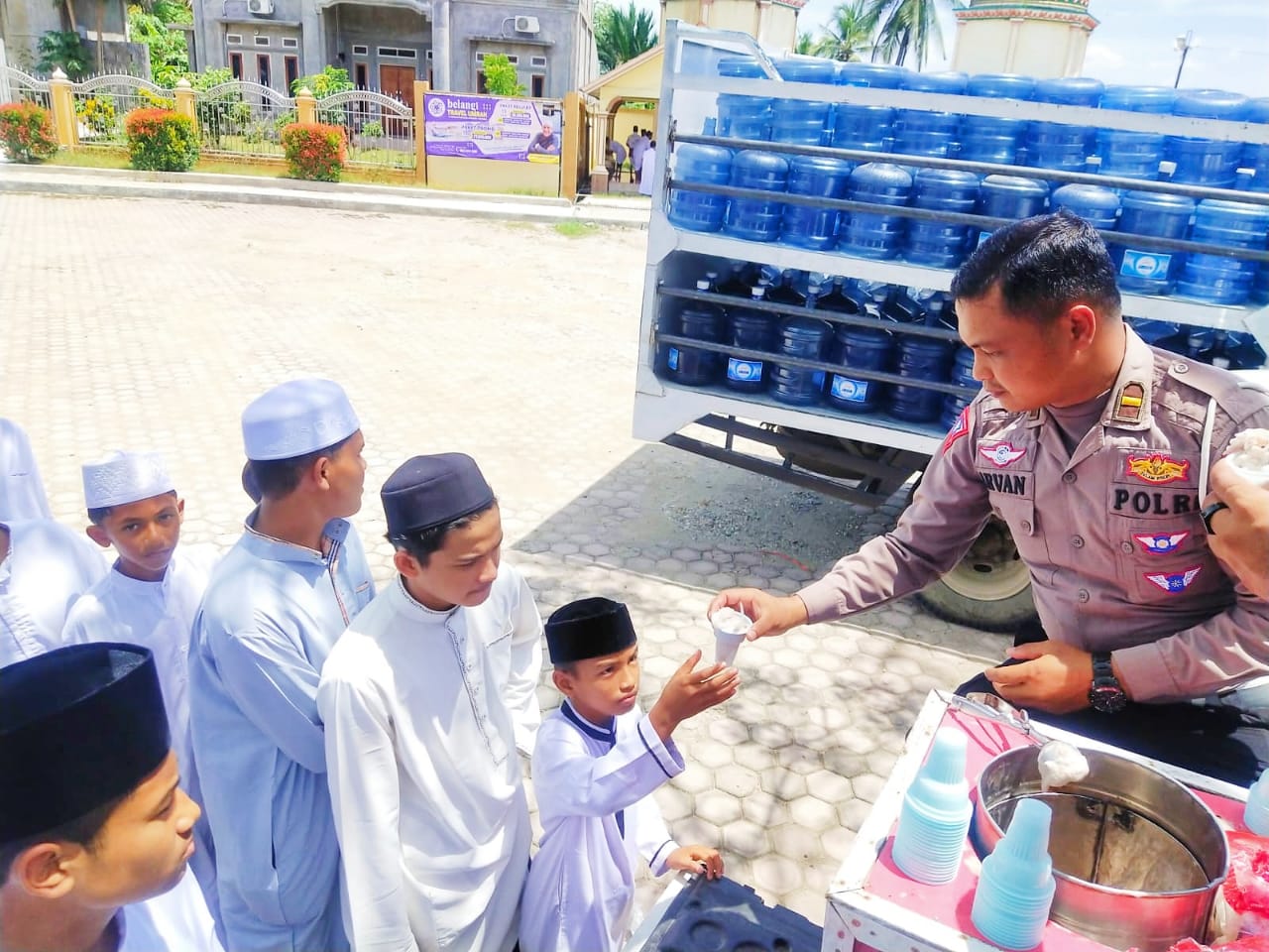 Ipda Irvan saat membagi-bagikan nasi kota kepada warga