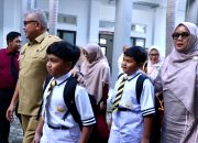 Hari Pertama Masuk, Pj Gubernur Bustami juga Antar Anak ke Sekolah