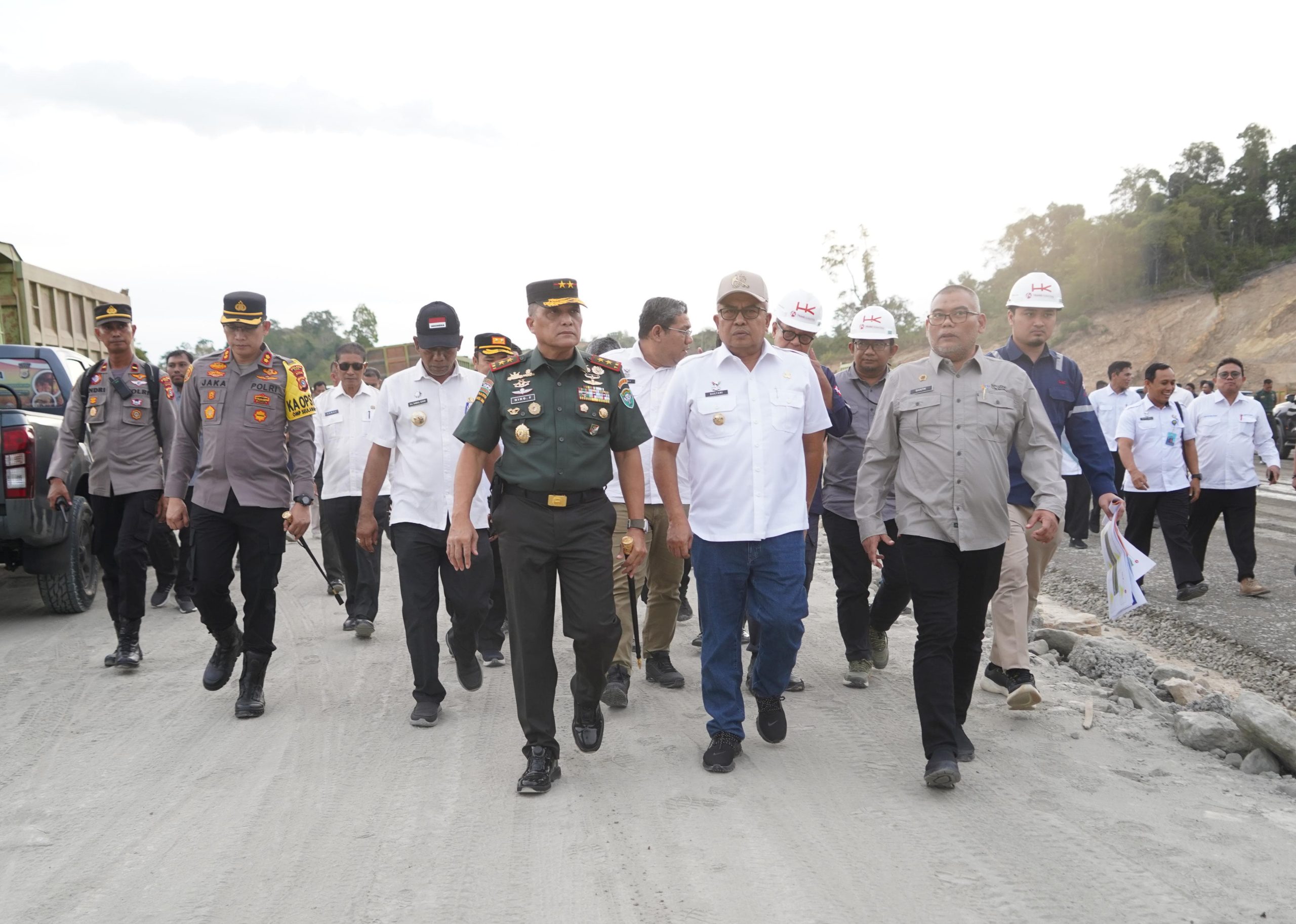 Pj Gubernur Aceh bersama pangdam IM saat meninjau TOL Sibandceh