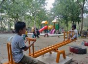 Keceriaan Akhir Pekan: Anak-Anak Riang Bermain di Hutan Kota