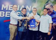 Zulhas Serahkan SK untuk Aminullah-Isnaini Husda sebagai Pasangan Calon Walikota-wakil Walikota Banda Aceh