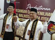Diantar Ribuan Pendukung, Irwan Djohan-Khairul Amal Daftar ke KIP Banda Aceh