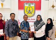 Direktur The Aceh Institute Serahkan Laporan Implementasi KTR ke Pemko Banda Aceh
