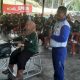 instruktur safety riding dari Capella Honda Aceh saat memberikan materi pelatihan kepada peserta safety ridding dari perkebunan