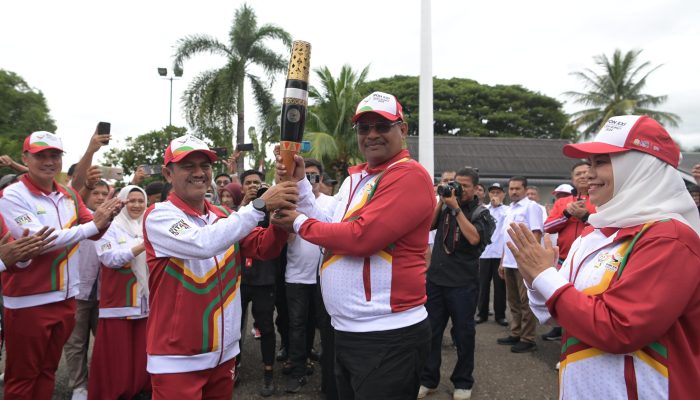 Finish, Pj Gubernur Safrizal Terima Obor Api PON dari Pj Wali Kota Banda Aceh
