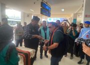 Pj Gubernur Safrizal Sambut Tim PON Papua Pengunungan di Bandara SIM