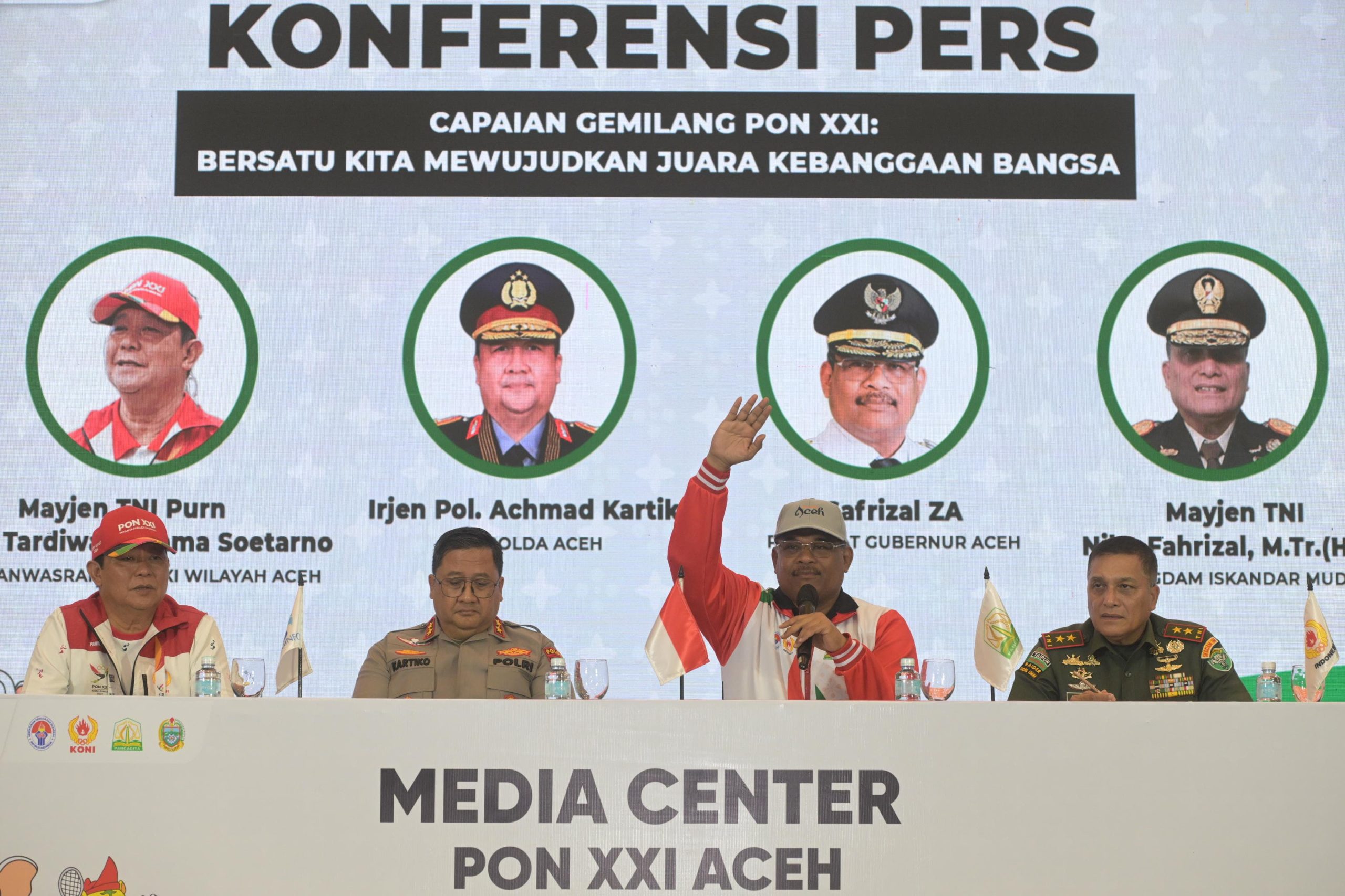 Penjabat Gubernur Aceh Dr. H. Safrizal ZA, M.Si.,bersama Pangdam IM, Kapolda Aceh, dan Panwasrah PON XXI Wilayah Aceh, melakukan kompres tentang capaian palaksanaan PON XXI/2024 Wilayah Aceh, di Hermes Hotel Banda Aceh, Rabu, 18/9/2024