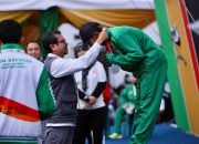Plh. Sekda Aceh Kalungkan Medali untuk Juara Panjat Tebing PON XXI Aceh-Sumut