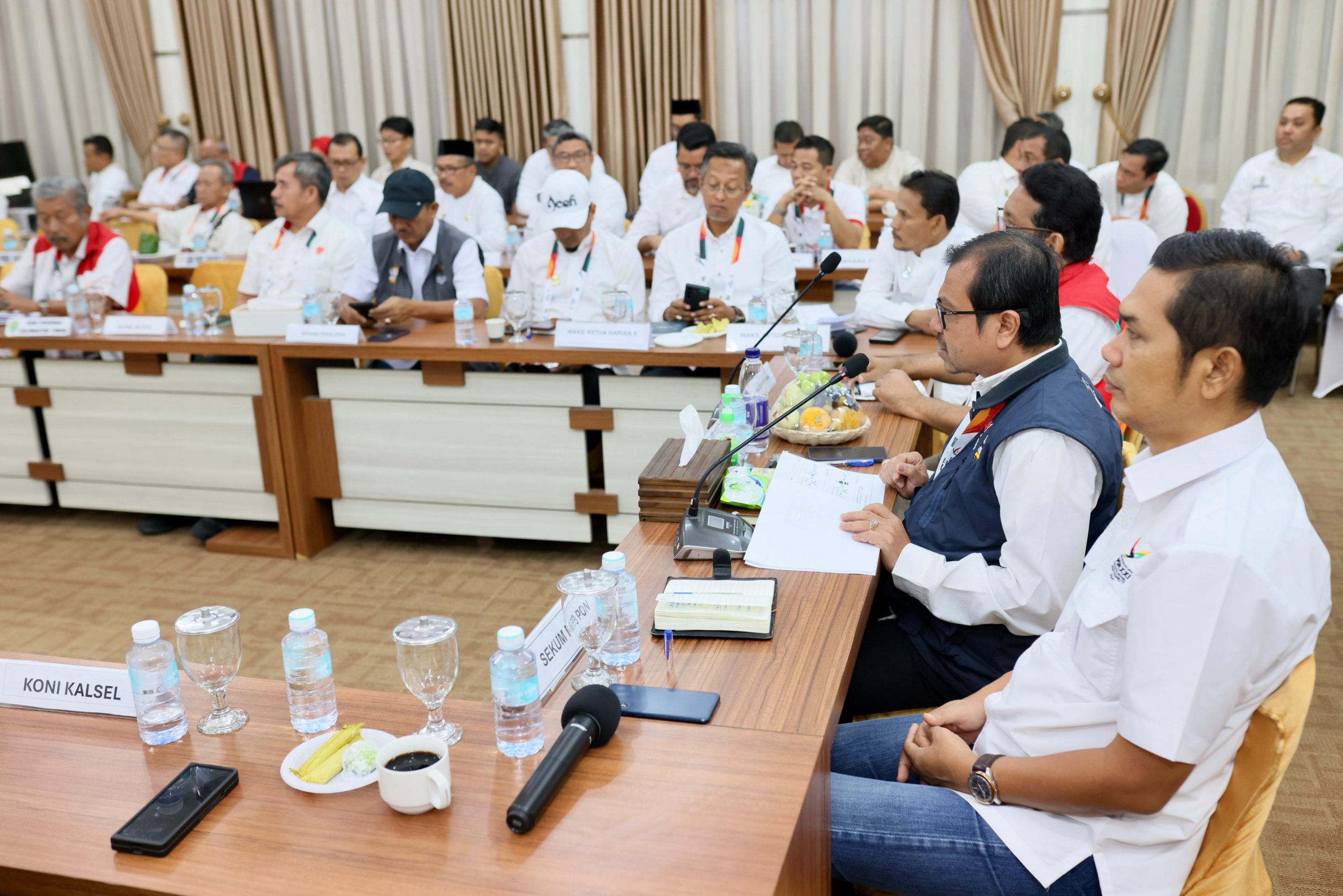 Plh Sekda Aceh, Ketua Harian PB PON Aceh-Sumut, Azwardi, melaksanakan rapat CdM Laporan Harian Kegiatan PON XXI Aceh-Sumut 2024, di Aula Rumah dinas wakil Gubernur Aceh, Jumat pagi 13/9/2024.