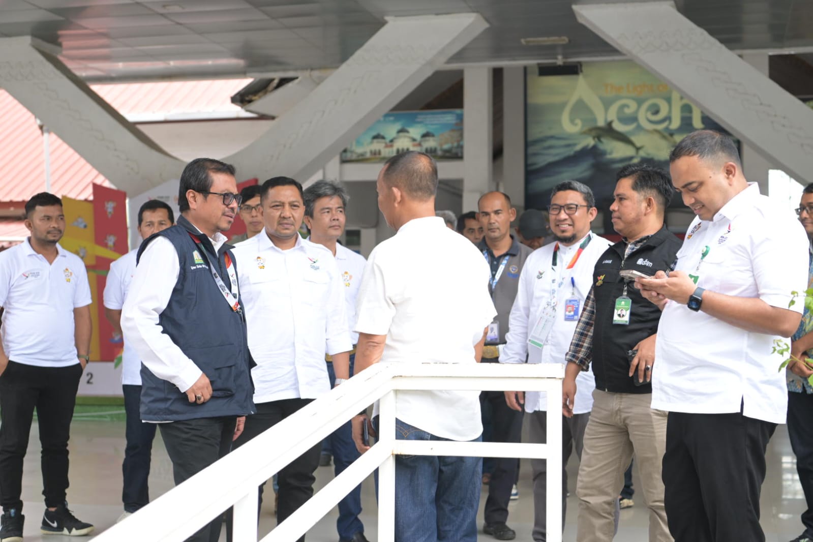 BANDA ACEH - Plh Sekretaris Daerah Aceh Azwardi, selaku Ketua Harian PB PON XXI Aceh-Sumut Wilayah Aceh didampingi sejumlah Ketua Bidang PB PON XXI Aceh, meninjau Pelabuhan Penyeberangan Ulhee Lheue, terkait persiapan menyambut lonjakan penumpang, terutama para Kontingen PON XXI yang ingin berwisata ke Kota Sabang, Jum'at (13/9/2024).