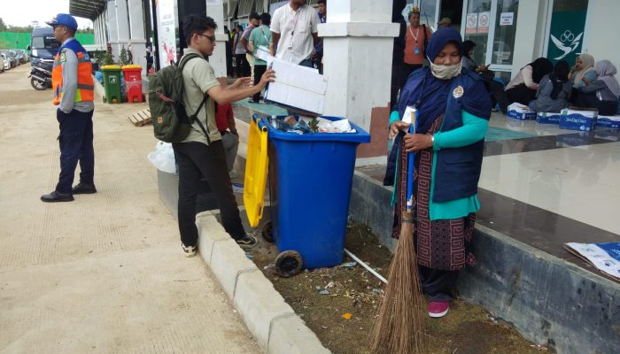 Bupati Aceh Besar Puji Kinerja Petugas Kebersihan dalam Menjaga Kebersihan Venue PON