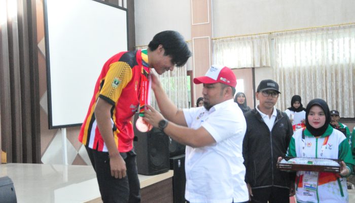 Pj Bupati Aceh Besar Kalungkan Medali di PON XXI, Aceh Raih Perak di Lintas Alam Paralayang